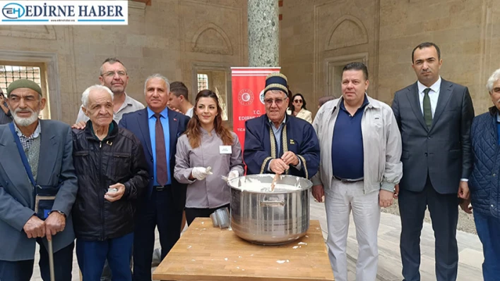 Cami avlusunda Deva-i Misk ikramı