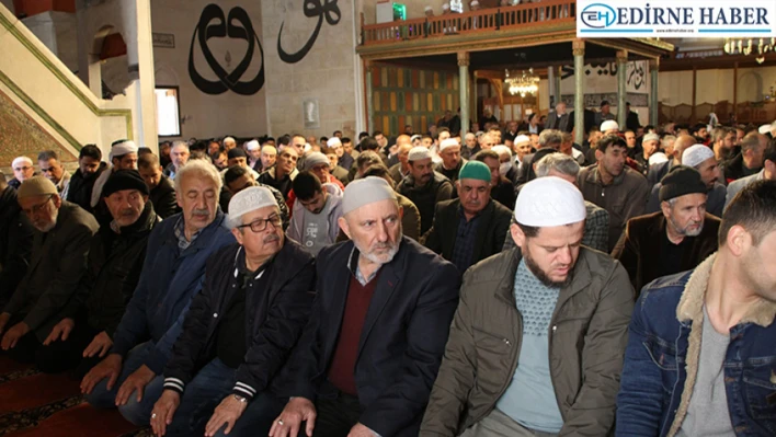 Camilerde Ramazan'ın son Cuma Namazı kılındı