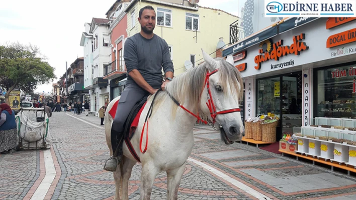 Çarşı merkezinde atıyla gezen adam görenleri şaşırttı