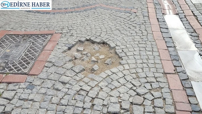 Çarşı merkezindeki yol ve kaldırımların durumu içler acısı