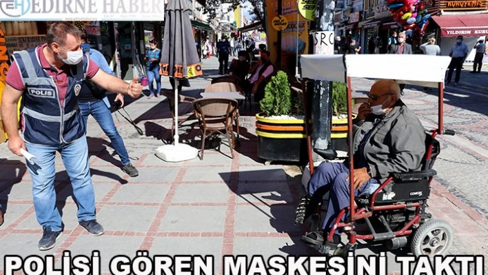 Polisi gören maskeye sarıldı