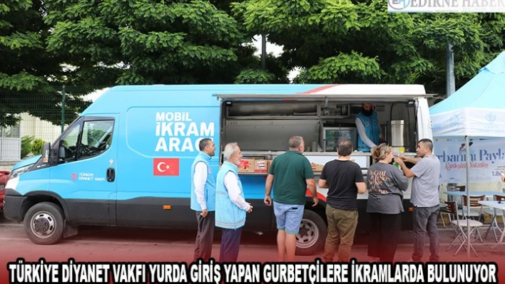 Türkiye Diyanet Vakfı yurda giriş yapan gurbetçilere ikramlarda bulunuyor