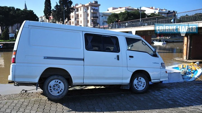 Teknenin üzerine çıktı