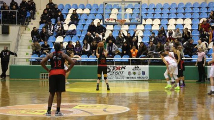 Lideri elimizden hakemler aldı