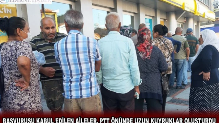 Başvurusu kabul edilen aileler, PTT önünde uzun kuyruklar oluşturdu