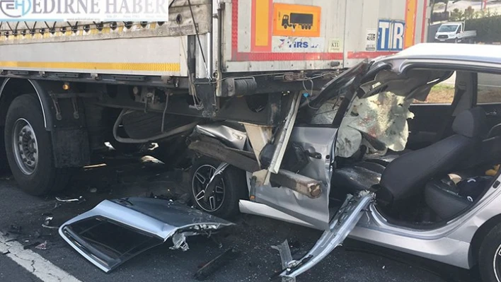 Tekirdağ'da kırmızı ışıkta bekleyen tıra çarpan otomobilin sürücüsü ağır yaralandı