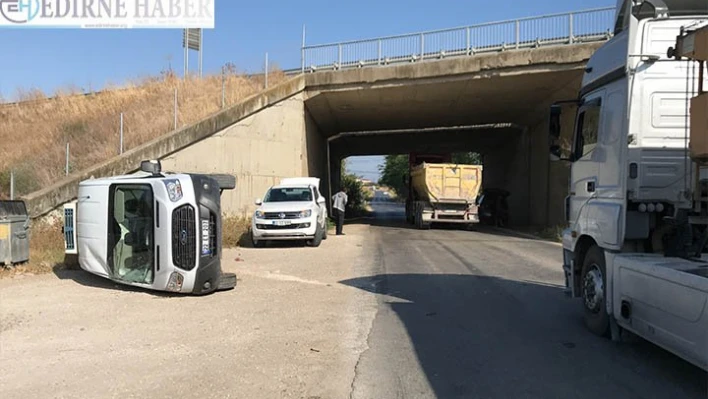 Edirne'de ciple çarpışan minibüs devrildi