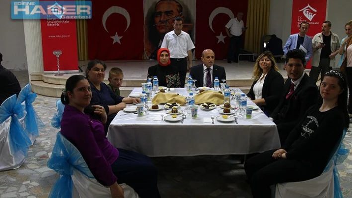 Kırklareli Valisi Orhan Çiftçi, ilk iftarı engellilerle yaptı.