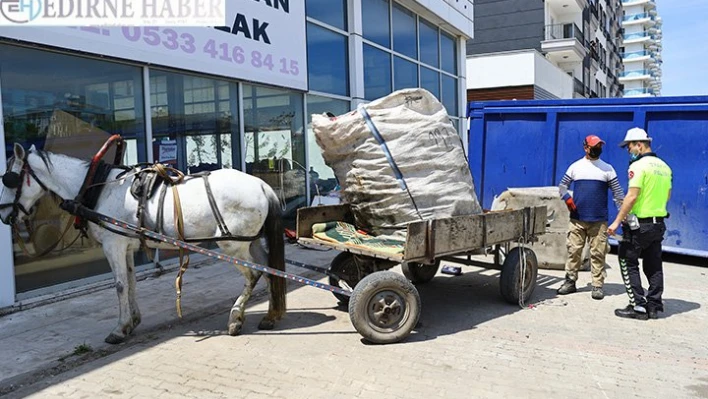 At arabasıyla çarpışan motosikletli kurye yaralandı