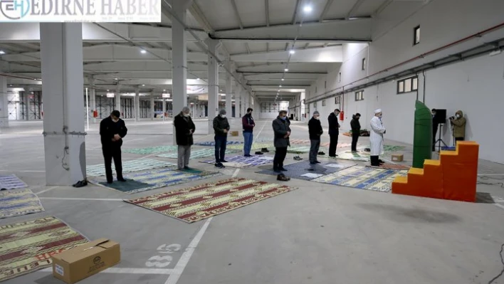  Cuma Namazı kapalı pazar yerinde kılındı