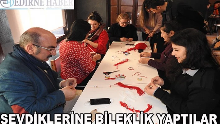 Sevdiklerine bileklik yaptılar