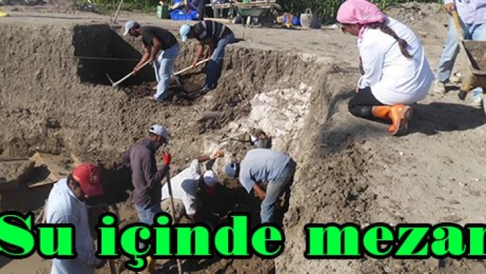 Su içinde mezar