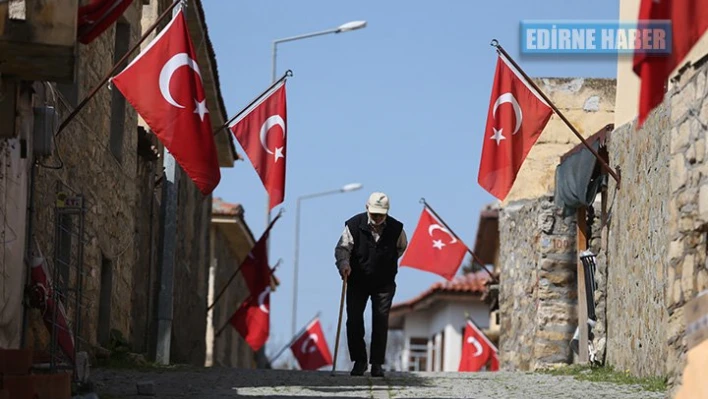 Her köşe bayraklarla donatıldı