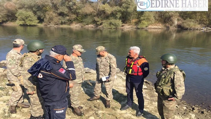 Kaçak geçişte kullanılan lastik botları nehirden AFAD topladı