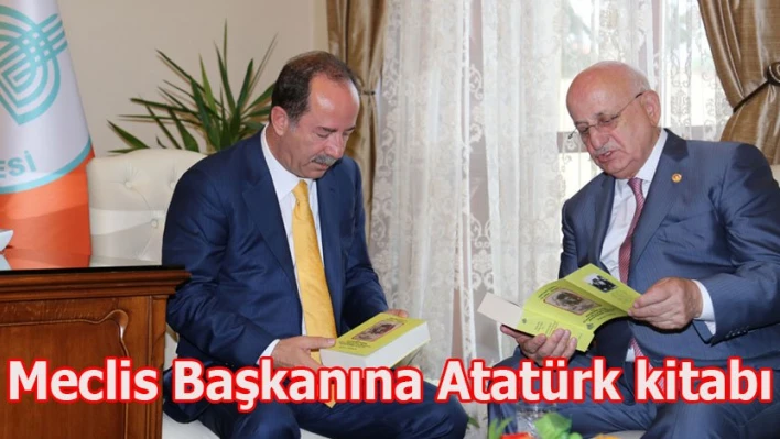 Atatürk  kitabı hediye etti