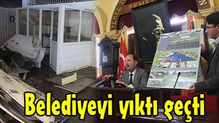 Belediyeyi yıktı geçti