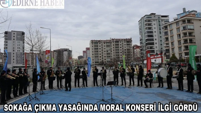 Sokağa çıkma kısıtlamasında 'oyun havalı moral konseri' ilgi gördü