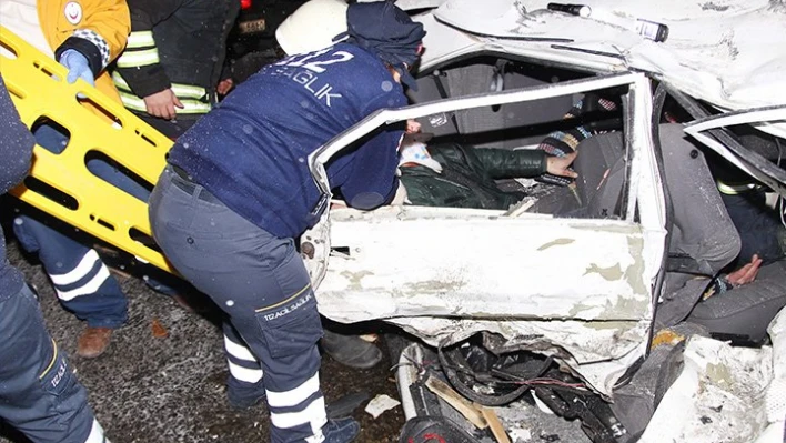Otomobil İle Tır Çarpıştı