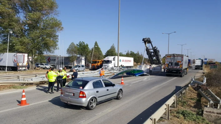 Damperli kamyon yönlendirme levhalarına çarptı