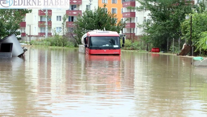 Dereler taştı, yollar kapandı