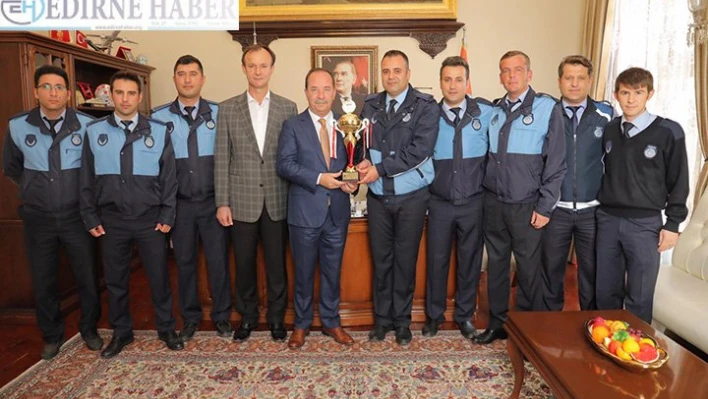 Kupayı Gürkan'a takdim ettiler