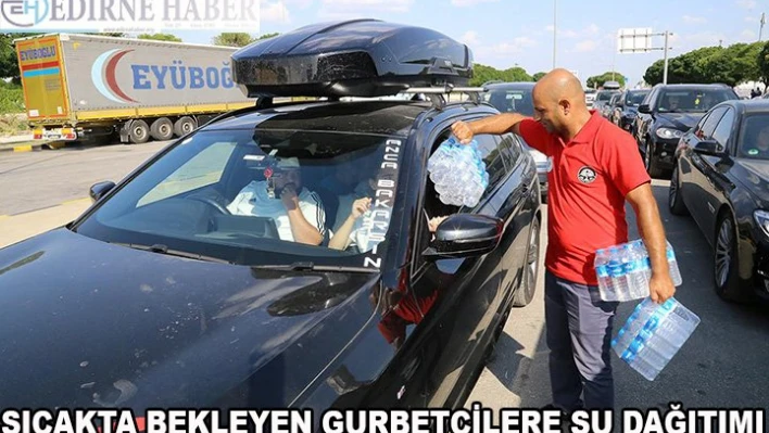 Aşırı Sıcakta Bekleyen Gurbetçilere Su Dağıtıldı