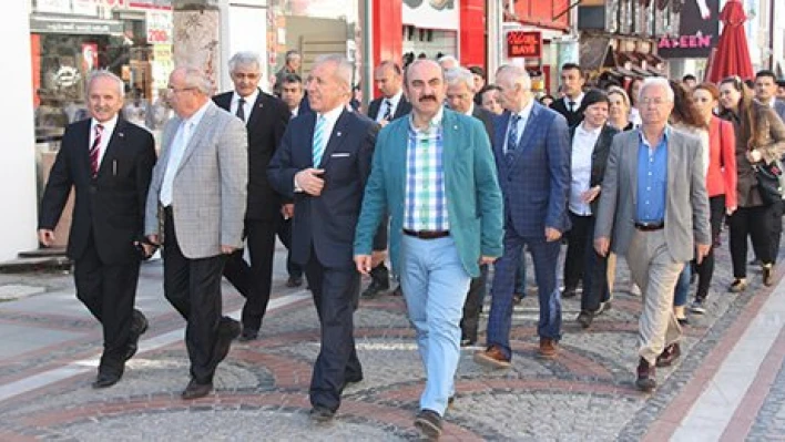 Saraçlar Caddesi'nde yürüdüler