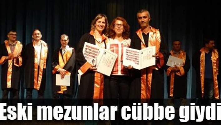 Cübbe giydiler