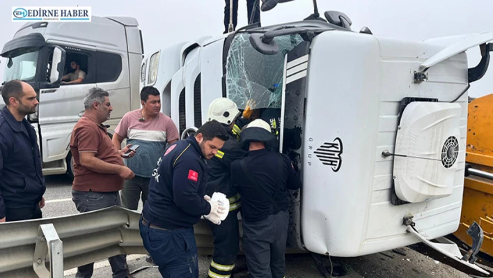 Devrilen tırın kabininde sıkışan sürücü kurtarıldı