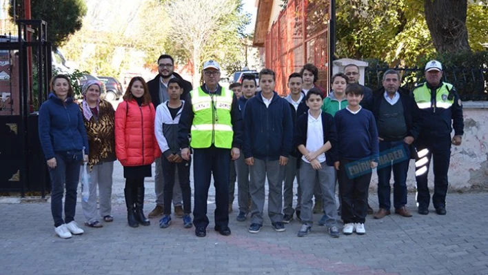 'okul geçit görevlisi'