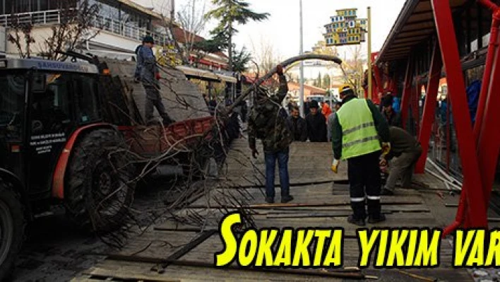 Sokakta yıkım var
