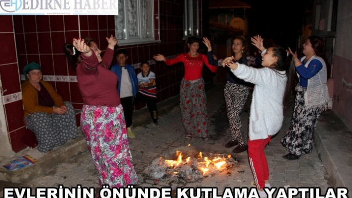 Evlerinin önünde kutlama yaptılar