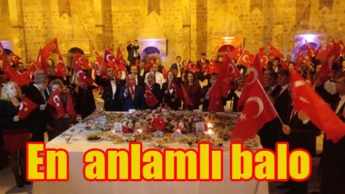 Coşkulu kutlamaya, coşkulu balo