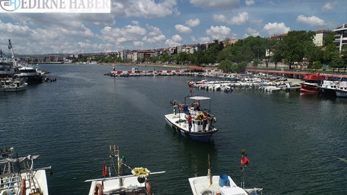 Tekirdağlı balıkçılar yüzeyden dibe çöken müsilaj nedeniyle avlanamıyor