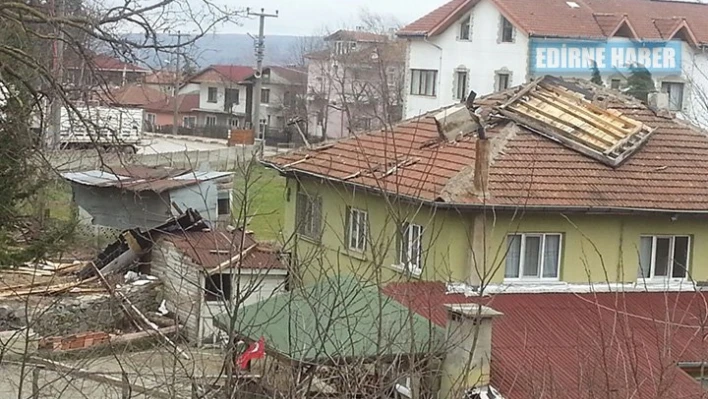 Çatılar uçtu, ağaçlar devrildi!