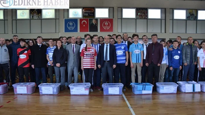 Sporcu öğrencilere malzeme desteği