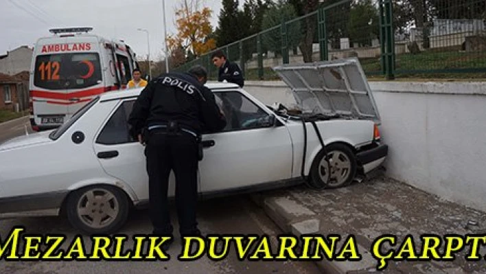 Mezarlık duvarına çarptı