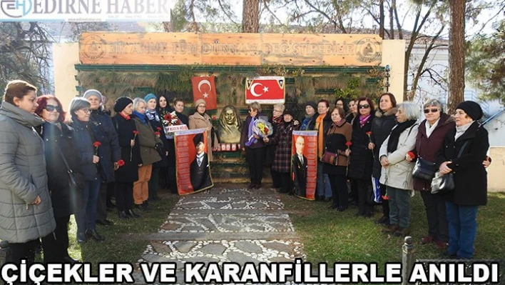 Çiçekler ve karanfillerle anıldı