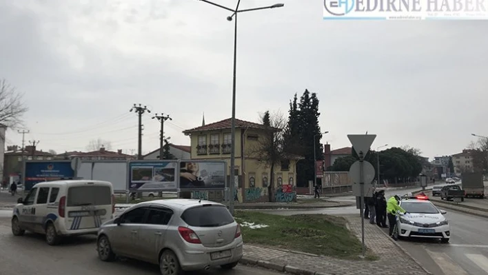 Edirne'de otomobille çarpışan motosikletin sürücüsü yaralandı