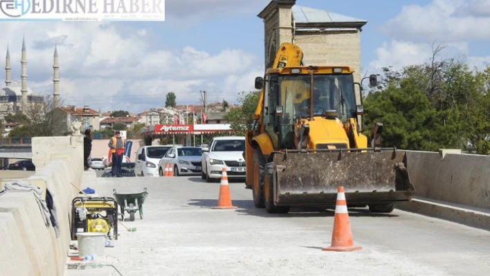 Bozulan taşlarÂ  onarılıyor!