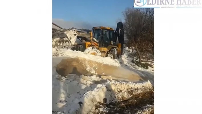 Ezel okuluna gidebilsin diye belediye ekipleri kardan kapalı köyünün yolunu açtı