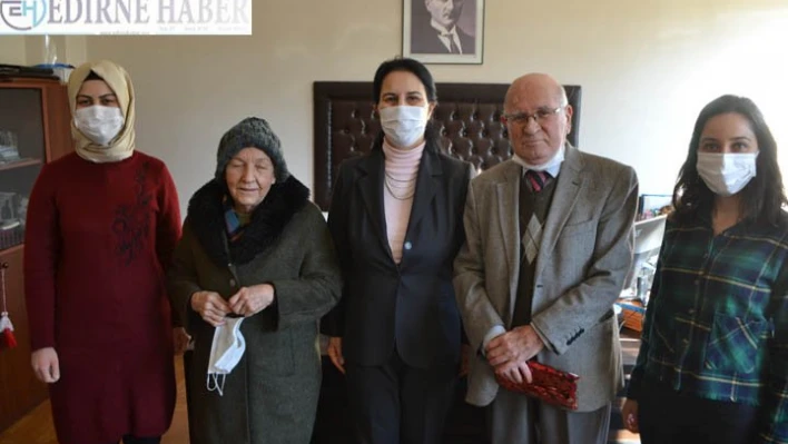 Kütüphaneden en çok kitap alan yaşlı adam ödüllendirildi