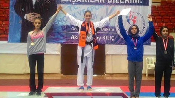 Derya Eşme Şampiyonluğa bıkmıyor