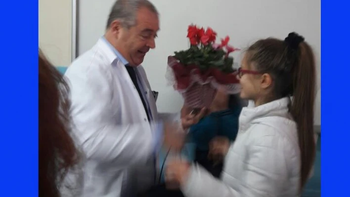Öğretmene çiçekli kutlama