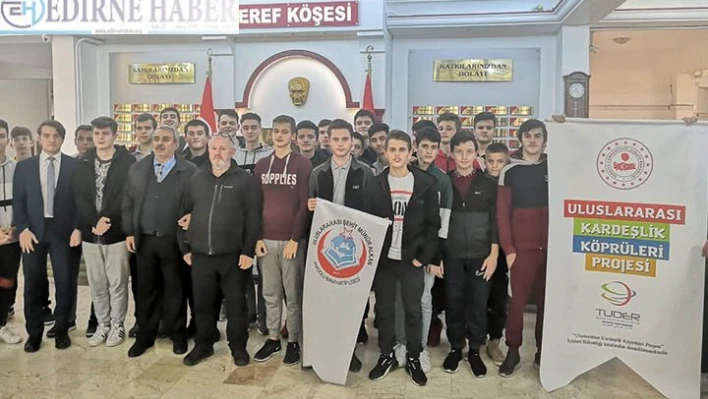 Uluslararası öğrencilerden yaşlılara ziyaret
