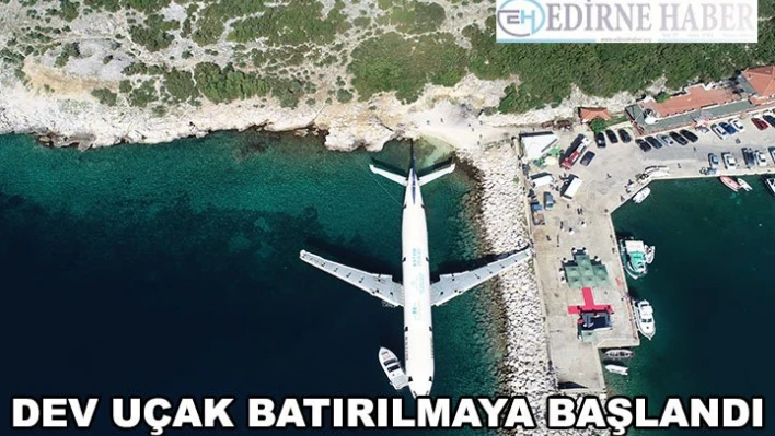 Dev uçak denizde batırılmaya başlandı