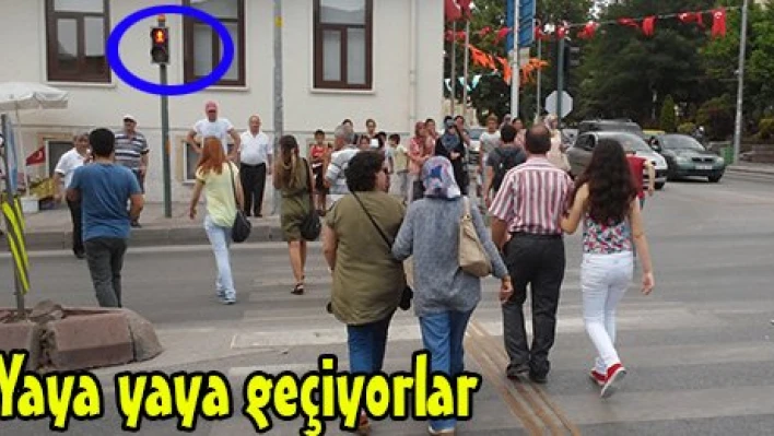 Yaya yaya geçiyorlar