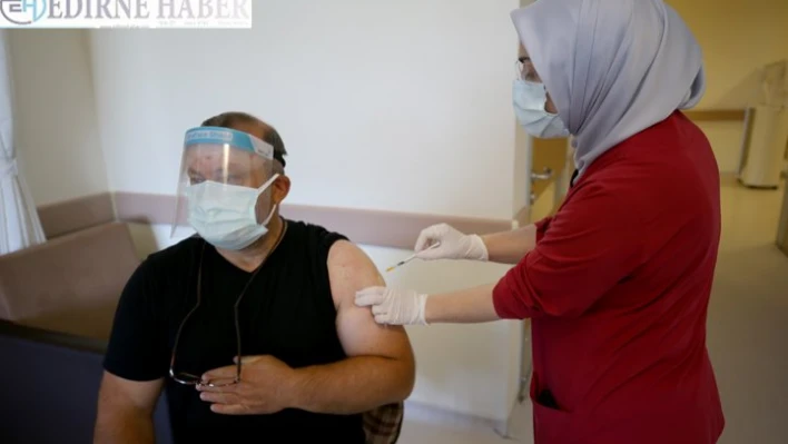 Trakya'da sağlık çalışanlarının eşlerine Kovid-19 aşısı uygulanmaya devam ediliyor