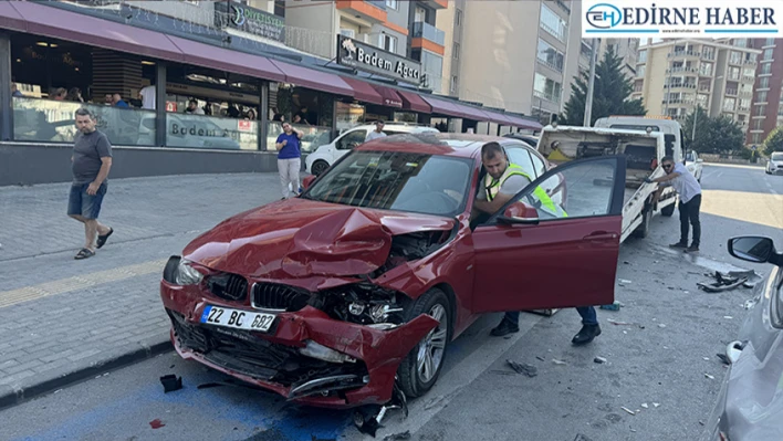 Edirne'de bisiklet yolunda park halindeki otomobile çarpan araçtaki 2 kişi yaralandı