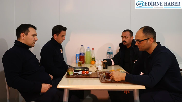 Edirne'de itfaiyeciler ramazan ayının ilk sahurunu görev başında yaptı
